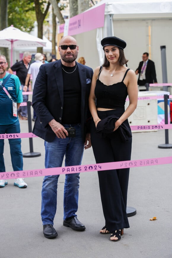 Paris, FRANCE - John Travolta et sa fille Ella Bleu Travolta font preuve d'élégance en arrivant à la finale de gymnastique des Jeux Olympiques Paris 2024.
Sur la photo : John Travolta, Ella Bleu Travolta