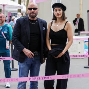 Paris, FRANCE - John Travolta et sa fille Ella Bleu Travolta font preuve d'élégance en arrivant à la finale de gymnastique des Jeux Olympiques Paris 2024. Sur la photo : John Travolta, Ella Bleu Travolta