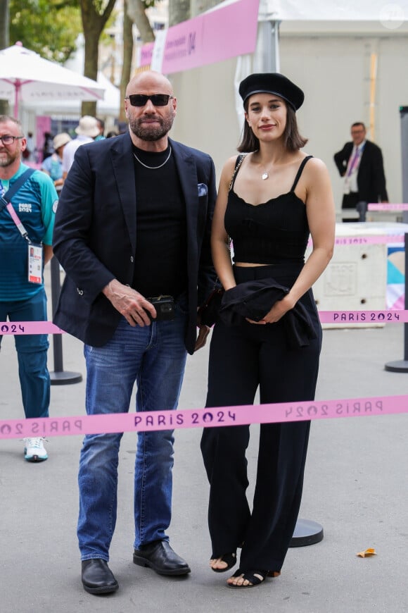 Paris, FRANCE - John Travolta et sa fille Ella Bleu Travolta font preuve d'élégance en arrivant à la finale de gymnastique des Jeux Olympiques Paris 2024. Sur la photo : John Travolta, Ella Bleu Travolta