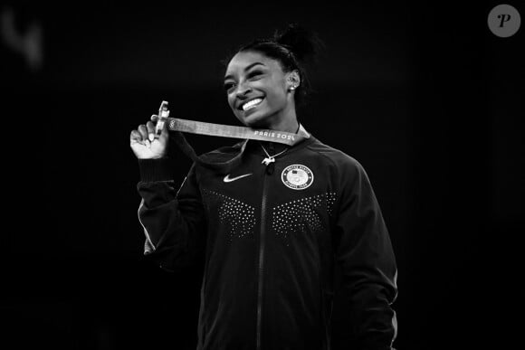 Simone Biles (USA) célèbre sa médaille lors des Jeux olympiques de gymnastique artistique 2024 à l'Arena Bercy le 01 août 2024 à Paris, France. ( Photo by federico pestellini / DPPI / Panoramic ) -