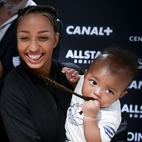 "Joyeux Anniversaire mon fils Ali. 7 ans déjà, ça passe vite pour mon grand garçon. Plein de belles choses à venir" , a écrit Estelle Mossely sur Instagram
Estelle Yoka Mossely et son fils Magomed - Conférence de presse à la veille du combat "La Conquete – Tony Yoka Vs Johann Duhaupas" à Paris La Défense Arena à Nanterre