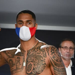 Tony Yoka - Séance de pesée pour Tony Yoka et sa femme Estelle Mossely avant leur retour sur le ring, prévue le 25 septembre à Paris La Défense Arena. Tony Yoka affrontera Johann Duhaupas tandis qu'Estelle Mossely sera face à Aurélie Froment. Le 24 septembre 2020. 