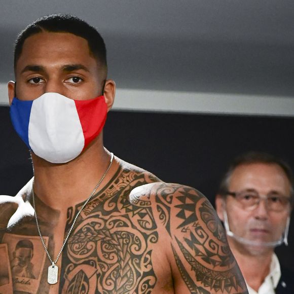 Tony Yoka - Séance de pesée pour Tony Yoka et sa femme Estelle Mossely avant leur retour sur le ring, prévue le 25 septembre à Paris La Défense Arena. Tony Yoka affrontera Johann Duhaupas tandis qu'Estelle Mossely sera face à Aurélie Froment. Le 24 septembre 2020. 