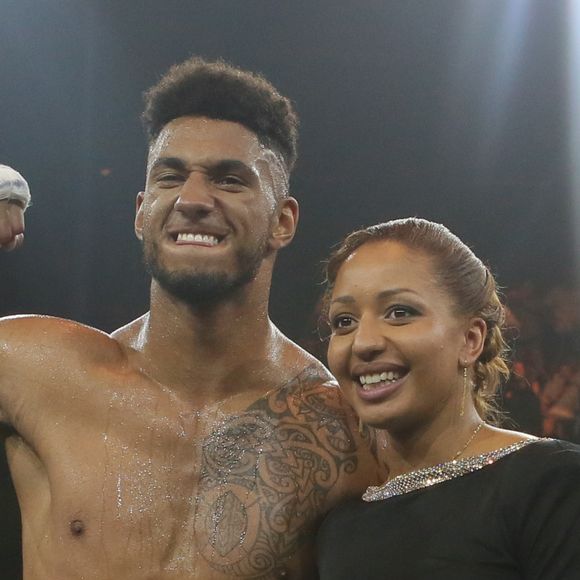 La championne olympique aux Jeux de Rio en 2016 et médaillée de bronze dans la catégorie des poids légers aux Jeux européens de 2023 à Nowy Targ a annoncé son retrait de la boxe, ajoutant qu'elle allait désormais se consacrer à ses enfants.
Tony Yoka et sa fiancée Estelle Mossely, enceinte, après sa victoire lors de son premier combat de boxe pro contre l'américain Travis Clarke au Palais des Sports de la Porte Versailles à Paris. Il a gagné par KO au 2ème round. Paris, le 2 juin 2017. © CVS/Bestimage 