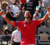 Le Serbe Novak Djokovic célèbre sa victoire après avoir remporté la médaille d'or lors de son match de finale du simple messieurs contre l'Espagnol Carlos Alcaraz à Roland Garros lors de la neuvième journée des Jeux Olympiques de Paris, le dimanche 04 août 2024.