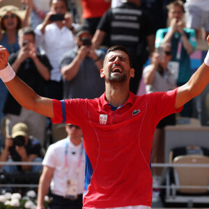 Le Serbe Novak Djokovic célèbre sa victoire après avoir remporté la médaille d'or lors de son match de finale du simple messieurs contre l'Espagnol Carlos Alcaraz à Roland Garros lors de la neuvième journée des Jeux Olympiques de Paris, le dimanche 04 août 2024.