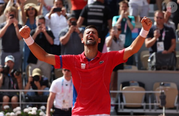 Le Serbe Novak Djokovic célèbre sa victoire après avoir remporté la médaille d'or lors de son match de finale du simple messieurs contre l'Espagnol Carlos Alcaraz à Roland Garros lors de la neuvième journée des Jeux Olympiques de Paris, le dimanche 04 août 2024.