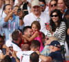 Le Serbe Novak Djokovic tient sa fille dans ses bras après avoir remporté la médaille d'or lors de son match de finale du simple messieurs contre l'Espagnol Carlos Alcaraz à Roland Garros lors de la neuvième journée des Jeux Olympiques de Paris, le dimanche 04 août 2024.