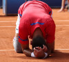 Le Serbe Novak Djokovic célèbre sa victoire après avoir remporté la médaille d'or lors de son match de finale du simple messieurs contre l'Espagnol Carlos Alcaraz à Roland Garros lors de la neuvième journée des Jeux Olympiques de Paris, le dimanche 04 août 2024.