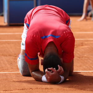 Le Serbe Novak Djokovic célèbre sa victoire après avoir remporté la médaille d'or lors de son match de finale du simple messieurs contre l'Espagnol Carlos Alcaraz à Roland Garros lors de la neuvième journée des Jeux Olympiques de Paris, le dimanche 04 août 2024.