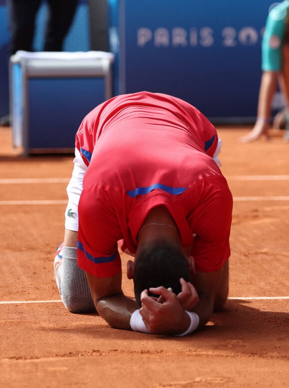 Le Serbe Novak Djokovic célèbre sa victoire après avoir remporté la médaille d'or lors de son match de finale du simple messieurs contre l'Espagnol Carlos Alcaraz à Roland Garros lors de la neuvième journée des Jeux Olympiques de Paris, le dimanche 04 août 2024.