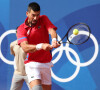 Le Serbe Novak Djokovic joue un revers lors de son match de la finale du simple messieurs contre l'Espagnol Carlos Alcaraz à Roland Garros lors de la neuvième journée des Jeux Olympiques de Paris, le dimanche 04 août 2024.