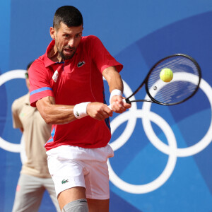 Le Serbe Novak Djokovic joue un revers lors de son match de la finale du simple messieurs contre l'Espagnol Carlos Alcaraz à Roland Garros lors de la neuvième journée des Jeux Olympiques de Paris, le dimanche 04 août 2024.