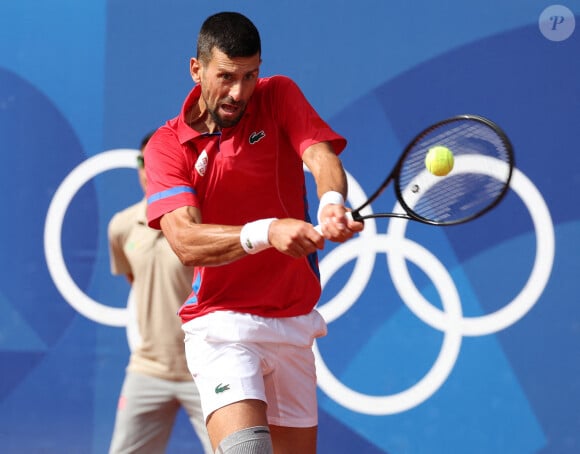 Le Serbe Novak Djokovic joue un revers lors de son match de la finale du simple messieurs contre l'Espagnol Carlos Alcaraz à Roland Garros lors de la neuvième journée des Jeux Olympiques de Paris, le dimanche 04 août 2024.