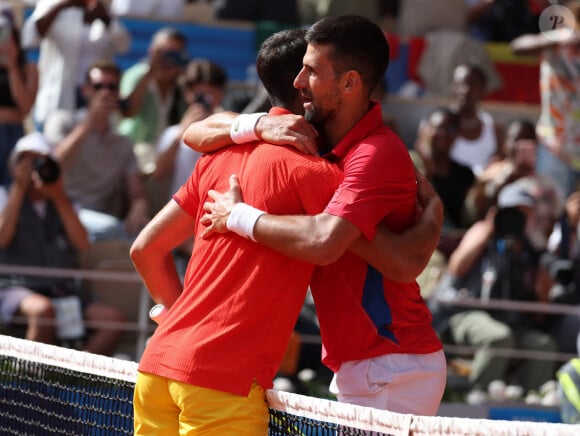 Le Serbe Novak Djokovic célèbre sa victoire après avoir remporté la médaille d'or lors de son match de finale du simple messieurs contre l'Espagnol Carlos Alcaraz à Roland Garros lors de la neuvième journée des Jeux Olympiques de Paris, le dimanche 04 août 2024.