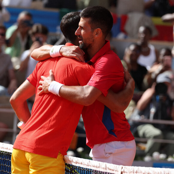 Le Serbe Novak Djokovic célèbre sa victoire après avoir remporté la médaille d'or lors de son match de finale du simple messieurs contre l'Espagnol Carlos Alcaraz à Roland Garros lors de la neuvième journée des Jeux Olympiques de Paris, le dimanche 04 août 2024.