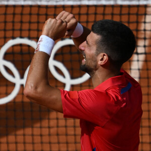 Novak Djokovic de Serbie célèbre la victoire et la médaille d'or après la finale du simple messieurs lors de la neuvième journée des Jeux Olympiques de Paris 2024 à Roland Garros, le 4 août 2024 à Paris, France.