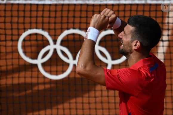 Novak Djokovic de Serbie célèbre la victoire et la médaille d'or après la finale du simple messieurs lors de la neuvième journée des Jeux Olympiques de Paris 2024 à Roland Garros, le 4 août 2024 à Paris, France.