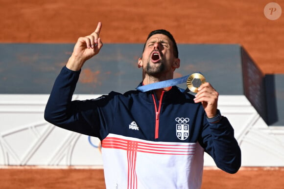 Novak Djokovic de Serbie célèbre la victoire et la médaille d'or après la finale du simple messieurs lors de la neuvième journée des Jeux Olympiques de Paris 2024 à Roland Garros, le 4 août 2024 à Paris, France