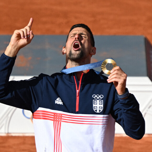 Novak Djokovic de Serbie célèbre la victoire et la médaille d'or après la finale du simple messieurs lors de la neuvième journée des Jeux Olympiques de Paris 2024 à Roland Garros, le 4 août 2024 à Paris, France