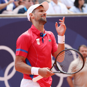 Le Serbe Novak Djokovic réagit lors de la finale du simple messieurs contre l'Espagnol Carlos Alcaraz à Roland Garros lors de la neuvième journée des Jeux Olympiques de Paris, le dimanche 04 août 2024.