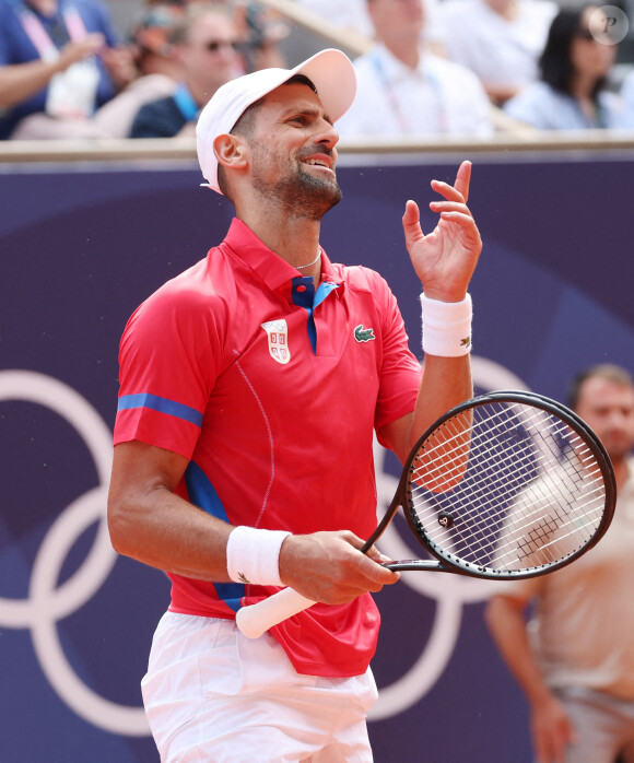 Le Serbe Novak Djokovic réagit lors de la finale du simple messieurs contre l'Espagnol Carlos Alcaraz à Roland Garros lors de la neuvième journée des Jeux Olympiques de Paris, le dimanche 04 août 2024.