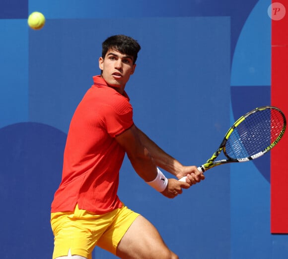 L'Espagnol Carlos Alcaraz joue un revers lors de la finale du simple messieurs contre le Serbe Novak Djokovic à Roland Garros lors de la neuvième journée des Jeux Olympiques de Paris, le dimanche 04 août 2024.