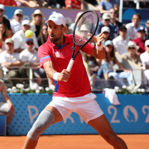 Le Serbe Novak Djokovic joue un revers lors de son match de la finale du simple messieurs contre l'Espagnol Carlos Alcaraz à Roland Garros lors de la neuvième journée des Jeux Olympiques de Paris, le dimanche 04 août 2024.