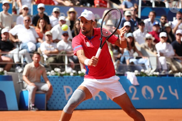 Le Serbe Novak Djokovic joue un revers lors de son match de la finale du simple messieurs contre l'Espagnol Carlos Alcaraz à Roland Garros lors de la neuvième journée des Jeux Olympiques de Paris, le dimanche 04 août 2024.