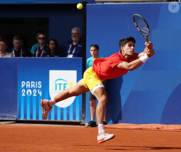 L'Espagnol Carlos Alcaraz joue un revers lors de la finale du simple messieurs contre le Serbe Novak Djokovic à Roland Garros lors de la neuvième journée des Jeux Olympiques de Paris, le dimanche 04 août 2024.