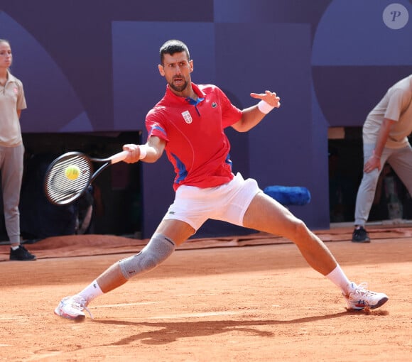 Le Serbe Novak Djokovic joue un coup droit lors de son match de la finale du simple messieurs contre l'Espagnol Carlos Alcaraz à Roland Garros lors de la neuvième journée des Jeux Olympiques de Paris, le dimanche 04 août 2024.