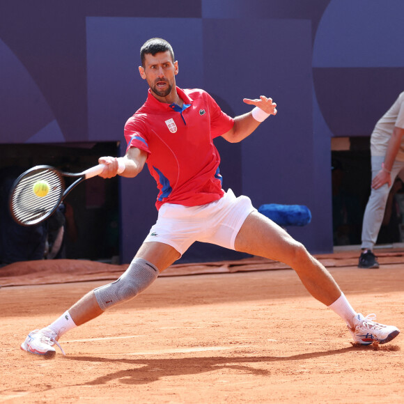 Le Serbe Novak Djokovic joue un coup droit lors de son match de la finale du simple messieurs contre l'Espagnol Carlos Alcaraz à Roland Garros lors de la neuvième journée des Jeux Olympiques de Paris, le dimanche 04 août 2024.