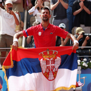 Le Serbe Novak Djokovic célèbre sa victoire après avoir remporté la médaille d'or lors de son match de finale du simple messieurs contre l'Espagnol Carlos Alcaraz à Roland Garros lors de la neuvième journée des Jeux Olympiques de Paris, le dimanche 04 août 2024.