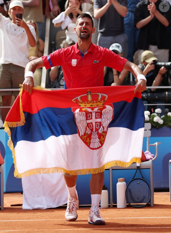 Le Serbe Novak Djokovic célèbre sa victoire après avoir remporté la médaille d'or lors de son match de finale du simple messieurs contre l'Espagnol Carlos Alcaraz à Roland Garros lors de la neuvième journée des Jeux Olympiques de Paris, le dimanche 04 août 2024.