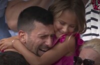 Après une lutte acharnée à Roland-Garros, Novak Djokovic s'est imposé face à l'Espagnol Carlos Alcaraz en finale du tournoi masculin dans le cadre des JO de Paris en deux sets (7-6, 7-6). Désormais grand champion olympique, le père de famille a fondu en larmes dans les bras de sa fille Tara, présente dans les tribunes.
