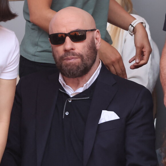 John Travolta assiste à la finale de tennis homme entre Djokovic face à Alcaraz à Roland-Garros lors des Jeux Olympiques de Paris2024 (JO) le 4 aout 2024. © Jacovides-Perusseau/Bestimage 