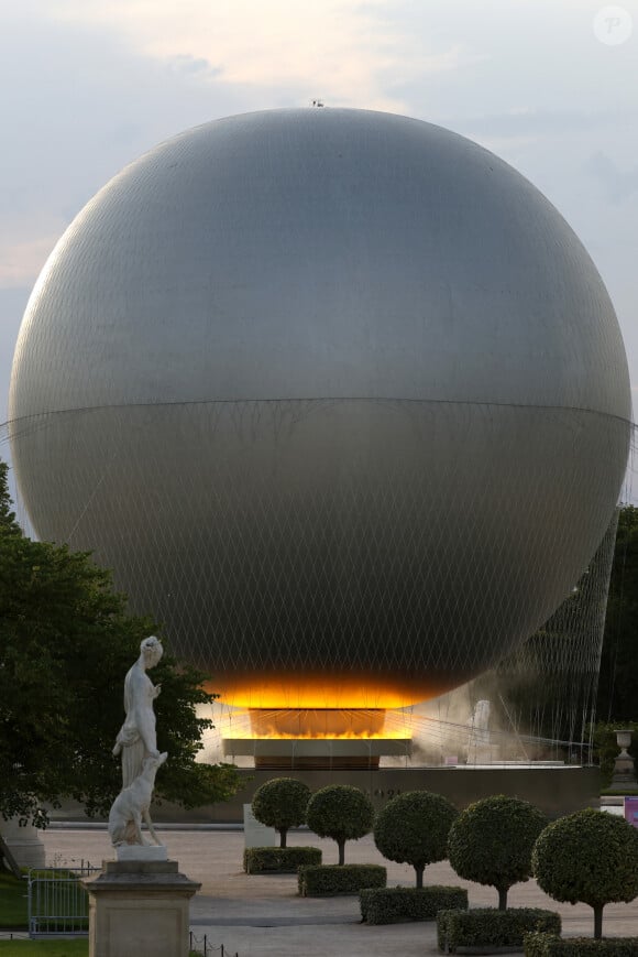 Les athlètes bénéficient d'un centre de santé situé au sein du village olympique
Illustration de la vasque olympique, un ballon éclairé par la flamme olympique, dans le jardin des tuileries, Paris, le 30 juillet 2024. © Stéphane Lemouton / Bestimage 