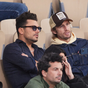 Kev Adams et Philippe Lacheau dans les tribunes des Internationaux de France de tennis de Roland Garros 2024 à Paris le 26 mai 2024. © Moreau-Jacovides/Bestimage 