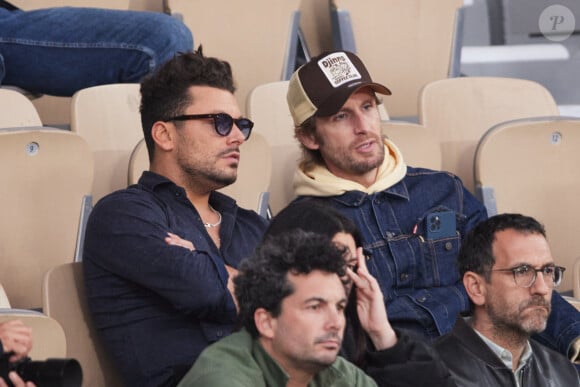 Kev Adams et Philippe Lacheau dans les tribunes des Internationaux de France de tennis de Roland Garros 2024 à Paris le 26 mai 2024. © Moreau-Jacovides/Bestimage 