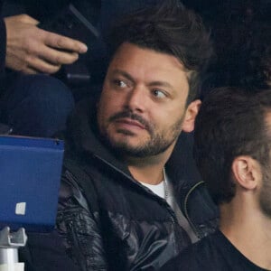 Dans les colonnes de "Télé Magazine" ce mardi 6 août 2024, le principal intéressé s'est livré sans filtre sur la raison de son absence.
Kev Adams dans les tribunes lors du quart de finale aller de Ligue des champions: Le PSG s'est incliné à domicile face au FC Barcelone (2-3) au Parc des Princes à Paris le 10 avril 2024. © Cyril Moreau/Bestimage 