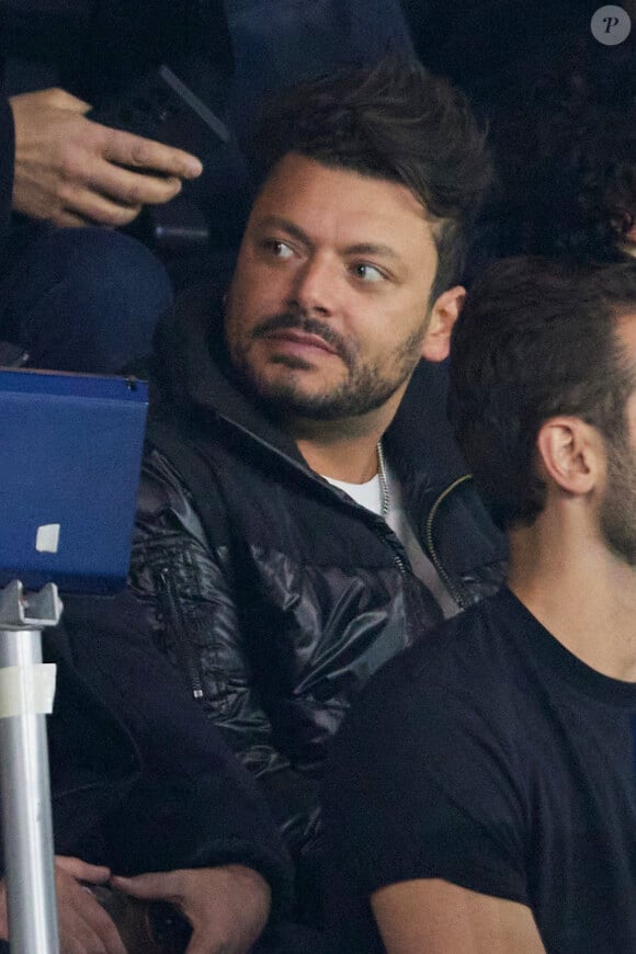 Dans les colonnes de "Télé Magazine" ce mardi 6 août 2024, le principal intéressé s'est livré sans filtre sur la raison de son absence.
Kev Adams dans les tribunes lors du quart de finale aller de Ligue des champions: Le PSG s'est incliné à domicile face au FC Barcelone (2-3) au Parc des Princes à Paris le 10 avril 2024. © Cyril Moreau/Bestimage 