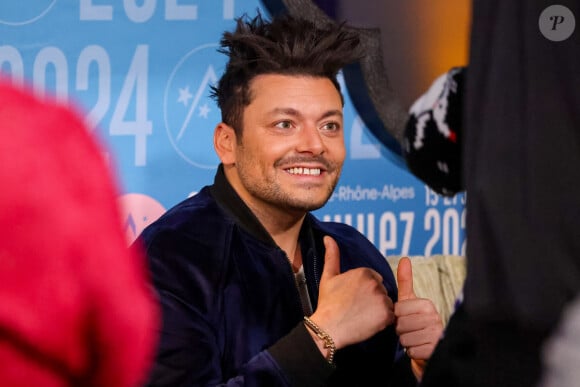 Tout juste remis d'une opération de l'appendicite Kev Adams enchaine les interviews pour le film "Maison de retraite 2" au Festival International de Comédie de l'Alpe d'Huez, France, le 15 janvier 2024. © Dominique Jacovides/Bestimage