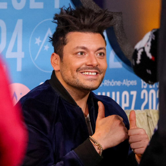 Tout juste remis d'une opération de l'appendicite Kev Adams enchaine les interviews pour le film "Maison de retraite 2" au Festival International de Comédie de l'Alpe d'Huez, France, le 15 janvier 2024. © Dominique Jacovides/Bestimage