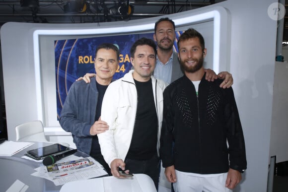 Exclusif - L'équipe de Laurent Luyat et le tennisman Corentin Moutet sur le plateau de France Télévision lors des Internationaux de France de Tennis de Roland Garros 2024 - Jour 7 à Paris, France, le 1er Juin 2024. © Bertrand Rindoff/Bestimage 