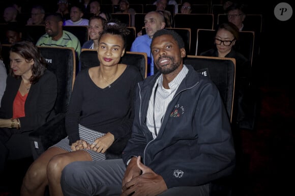 Notamment à sa soeur Eve
Exclusif - Eve Wembayana (Soeur de Victorl) et son père Felix - Avant-première du documentaire sur Victor Wembanyama, "Victor Wembanyama, U1NIQUE", à l'Elysée Biarritz à Paris, et diffusé sur Canal+ le 8 octobre © Jack Tribeca / Bestimage 