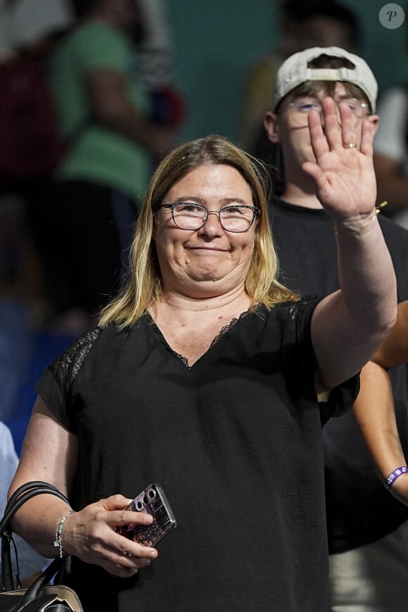 "Ils s'entendent très bien. Ils sont très heureux de vivre cela et de passer tout ce temps ensemble", explique-t-elle également
 
Dominique Lebrun, la mère des pongistes Alexis et Felix, en tribune lors des jeux olympiques Paris 2024 (JO 2024) le 7 août 2024. © Perusseau / Jacovides / Bestimage