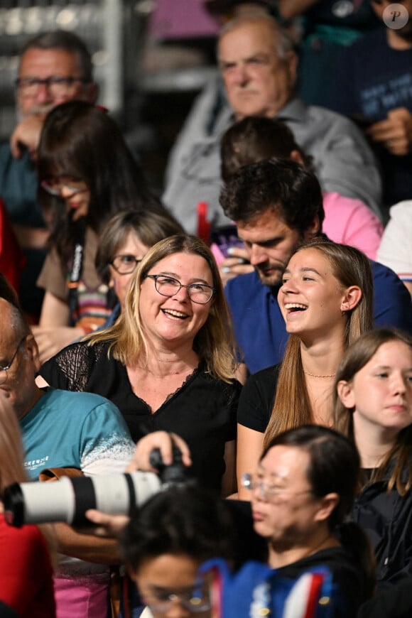 Dominique Lebrun (mère des pongistes Alexis et Félix) - Les célébrités assistent à l'épreuve de tennis de table du tournoi par équipes du Quart de Finale entre le France et le Brésil du tournoi par équipes lors des Jeux Olympiques de Paris 2024 (JO) à l'Arena Paris Sud, à Paris, France, le 7 août 2024. © Jacovides-Perusseau/Bestimage