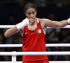 La boxeuse algérienne IMANE KHELIF embrasse la foule après avoir battu la Hongroise Luca Anna Hamori par décision unanime en quart de finale des poids welters aux Jeux olympiques de Paris. (Crédit photo : © Mark Edward Harris/ZUMA Press Wire)