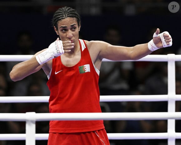 La boxeuse algérienne IMANE KHELIF embrasse la foule après avoir battu la Hongroise Luca Anna Hamori par décision unanime en quart de finale des poids welters aux Jeux olympiques de Paris. (Crédit photo : © Mark Edward Harris/ZUMA Press Wire)