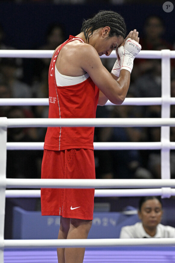 3 août 2024, Paris, Ile de France, France : 03 août 2024 : Le boxeur algérien IMANE KHELIF (à gauche) remercie la foule après avoir battu la Hongroise LUCA ANNA HAMORI (à droite) par décision unanime lors d'un match de quart de finale des poids welters aux Jeux olympiques de Paris 2024. (Crédit photo : © Mark Edward Harris/ZUMA Press Wire)